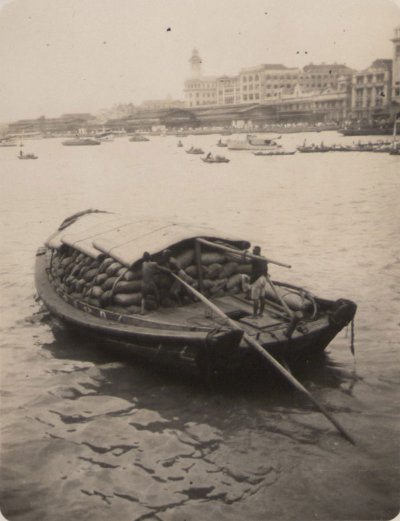 A twakow laden with cargo in Singapore harbour, 1925